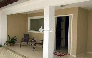 Imagem: A casa possui 3 Dormitórios, 3 Banheiros, 2 Vagas na garagem