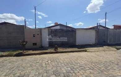 Imagem: A casa possui 3 Dormitórios, 1 Banheiro, 1 Vaga na garagem