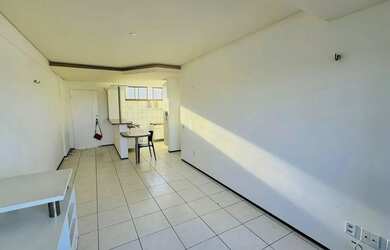 Imagem: O apartamento possui 1 Dormitório, 1 Banheiro, 1 Vaga na garagem