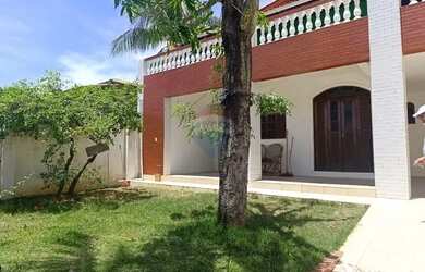 Imagem: A casa possui 3 Dormitórios, 2 Banheiros, 2 Vagas na garagem