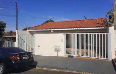 Imagem: A casa possui 3 Dormitórios, 3 Banheiros, 3 Vagas na garagem