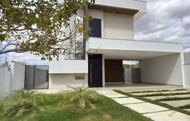 Imagem: A casa possui 3 Dormitórios, 3 Banheiros, 4 Vagas na garagem