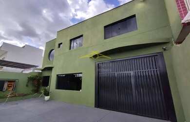 Imagem: O depósito possui 2 Vagas na garagem e 420m² de Área e está