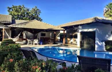 Imagem: A casa em condomínio possui 5 Dormitórios, 5 Banheiros, 500m²