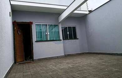 Imagem: A casa possui 3 Dormitórios, 2 Banheiros, 2 Vagas na garagem