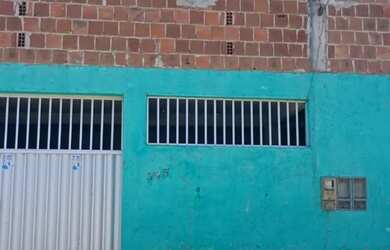 Imagem: A casa possui 2 Dormitórios, 1 Banheiro, 1 Vaga na garagem