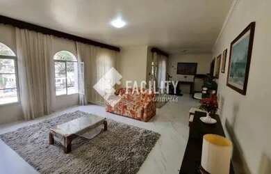 Imagem: A casa possui 4 Dormitórios, 5 Banheiros, 3 Vagas na garagem