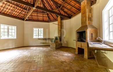 Imagem: A casa em condomínio possui 4 Dormitórios, 3 Banheiros, 5