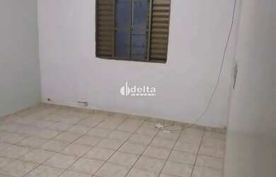 Imagem: A casa possui 3 Dormitórios, 1 Banheiro, 2 Vagas na garagem