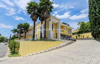 Imagem: A casa em condomínio possui 5 Dormitórios, 5 Banheiros, 5