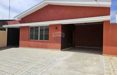 Imagem: A casa possui 3 Dormitórios, 2 Banheiros, 3 Vagas na garagem