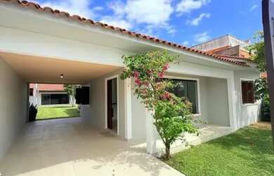 Imagem: A casa possui 3 Dormitórios, 1 Banheiro, 1 Vaga na garagem