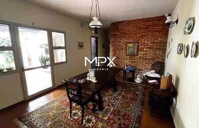 Imagem: A casa possui 3 Dormitórios, 3 Banheiros, 4 Vagas na garagem