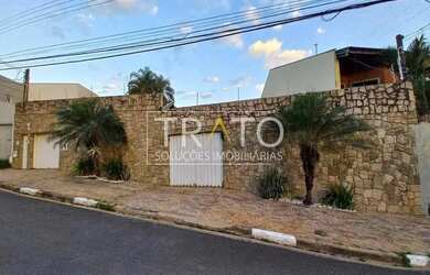 Imagem: A casa possui 4 Dormitórios, 4 Banheiros, 4 Vagas na garagem