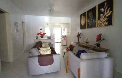 Imagem: A casa possui 3 Dormitórios, 2 Banheiros, 2 Vagas na garagem