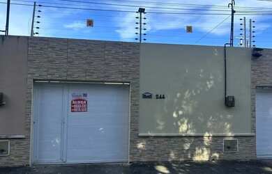 Imagem: A casa possui 2 Dormitórios, 2 Banheiros, 3 Vagas na garagem