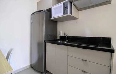 Imagem: O apartamento possui 1 Dormitório, 1 Banheiro, 1 Vaga na garagem