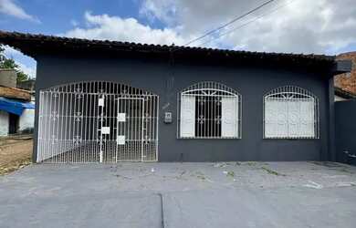 Imagem: A casa possui 3 Dormitórios, 2 Banheiros, 200m² de Área e