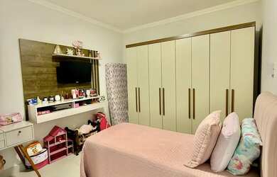 Imagem: A casa possui 4 Dormitórios, 3 Banheiros, 4 Vagas na garagem