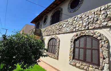 Imagem: A casa possui 5 Dormitórios, 5 Banheiros, 2 Vagas na garagem