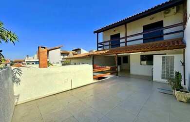 Imagem: A casa possui 4 Dormitórios, 2 Banheiros, 5 Vagas na garagem