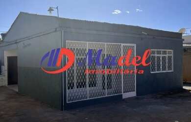 Imagem: A casa possui 3 Dormitórios, 2 Banheiros, 2 Vagas na garagem