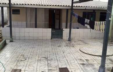 Imagem: A casa possui 3 Dormitórios, 2 Banheiros, 2 Vagas na garagem