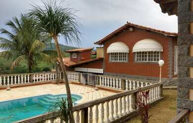 Imagem: A casa possui 3 Dormitórios, 3 Banheiros, 4 Vagas na garagem