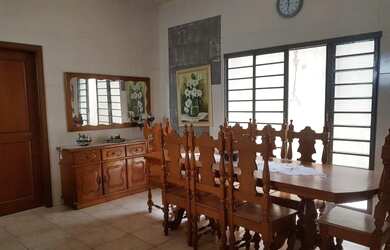 Imagem: A casa possui 3 Dormitórios, 1 Banheiro, 1 Vaga na garagem