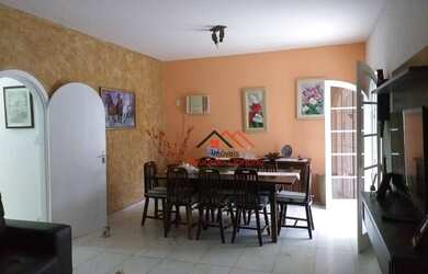 Imagem: A casa possui 3 Dormitórios, 3 Banheiros, 4 Vagas na garagem