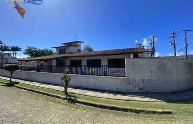 Imagem: A casa possui 3 Dormitórios, 2 Banheiros, 4 Vagas na garagem