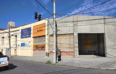 Imagem: O depósito possui 5 Vagas na garagem e 525m² de Área e está