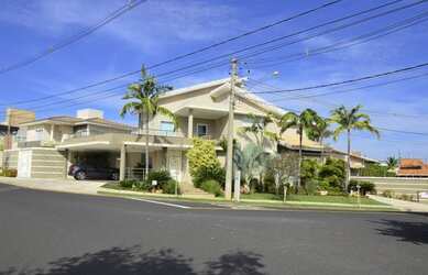 Imagem: A casa em condomínio possui 4 Dormitórios, 5 Banheiros, 4