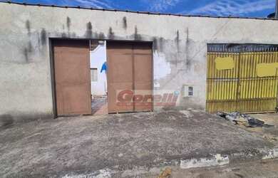 Imagem: A casa possui 4 Dormitórios, 2 Banheiros, 5 Vagas na garagem