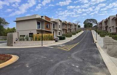Imagem: A casa possui 3 Dormitórios, 3 Banheiros, 2 Vagas na garagem