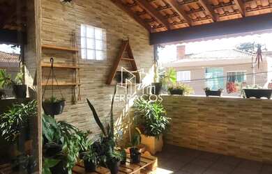 Imagem: A casa possui 3 Dormitórios, 2 Banheiros, 2 Vagas na garagem