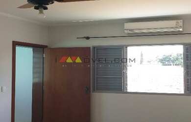 Imagem: A casa possui 3 Dormitórios, 2 Banheiros, 5 Vagas na garagem