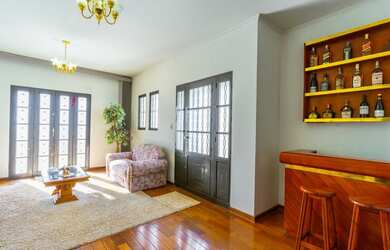 Imagem: A casa possui 3 Dormitórios, 2 Banheiros, 3 Vagas na garagem