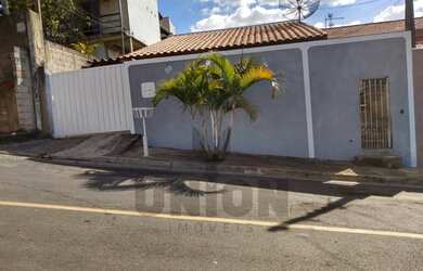 Imagem: A casa possui 3 Dormitórios, 1 Banheiro, 2 Vagas na garagem