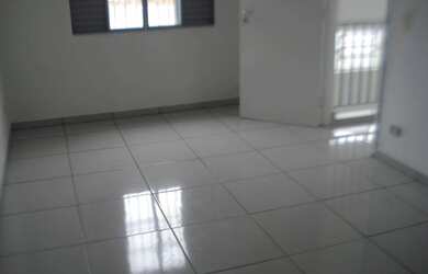 Imagem: A casa possui 3 Dormitórios, 2 Banheiros, 1 Vaga na garagem