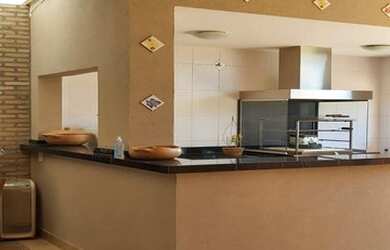 Imagem: A casa possui 3 Dormitórios, 5 Banheiros, 4 Vagas na garagem