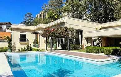 Imagem: A casa possui 4 Dormitórios, 5 Banheiros, 5 Vagas na garagem