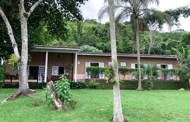 Imagem: A casa possui 3 Dormitórios, 4 Banheiros, 5 Vagas na garagem