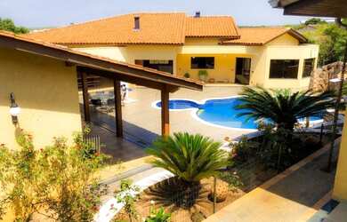 Imagem: A casa em condomínio à venda possui 4 Dormitórios, 4 Banheiros