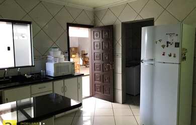 Imagem: A casa possui 5 Dormitórios, 4 Banheiros, 4 Vagas na garagem