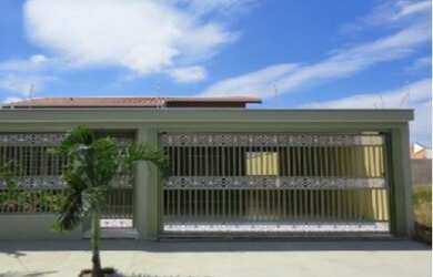 Imagem: A casa possui 3 Dormitórios, 2 Banheiros, 3 Vagas na garagem