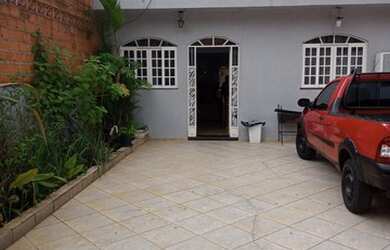 Imagem: A casa possui 3 Dormitórios, 2 Banheiros, 4 Vagas na garagem