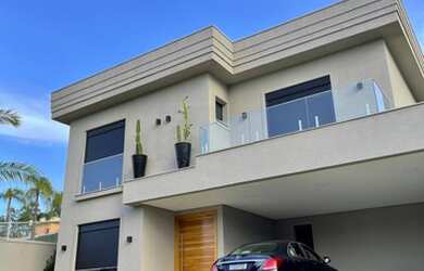 Imagem: A casa em condomínio possui 4 Dormitórios, 4 Banheiros, 4