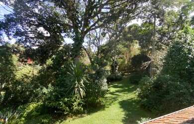 Imagem: A casa possui 4 Dormitórios, 4 Banheiros, 5 Vagas na garagem