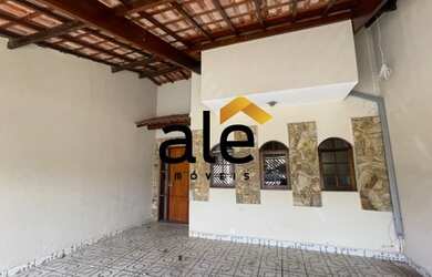 Imagem: A casa possui 3 Dormitórios, 2 Banheiros, 2 Vagas na garagem